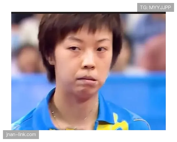 张怡宁打完比赛顺手把对手的球拍放进自己包里了