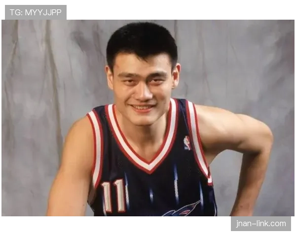 姚明退役后这身材变化也太真实了，当年球场上那个巨人现在喝个茶都像在度假